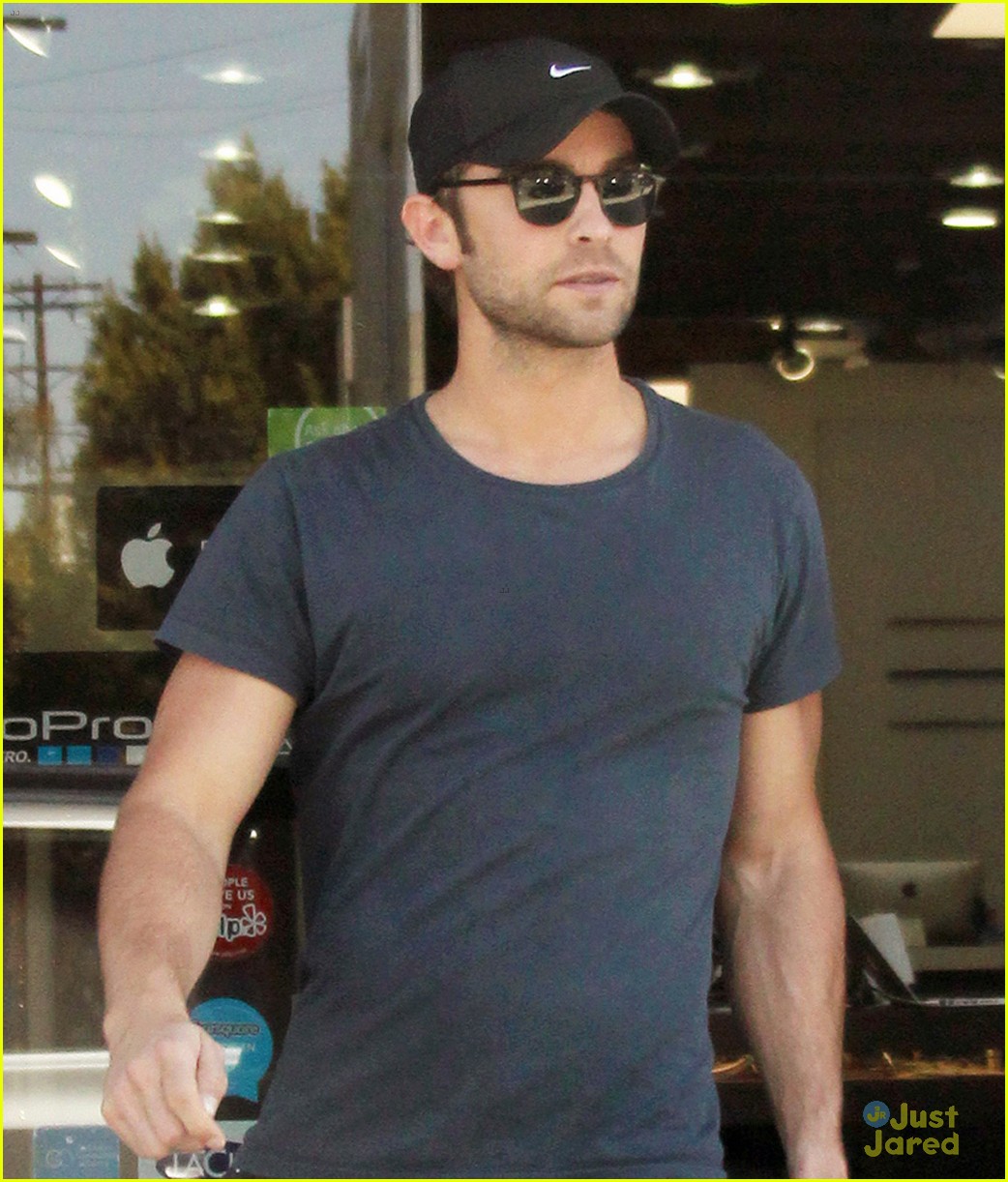 chace crawford drops by apple after boom news 01