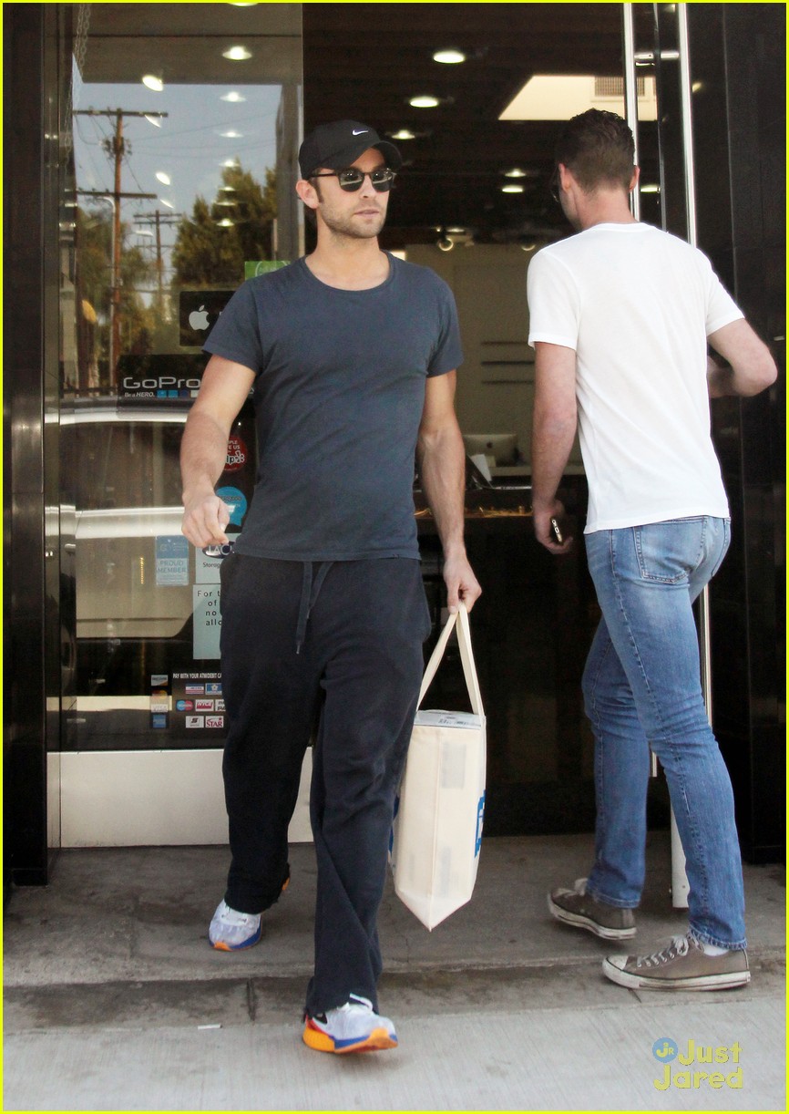 chace crawford drops by apple after boom news 04