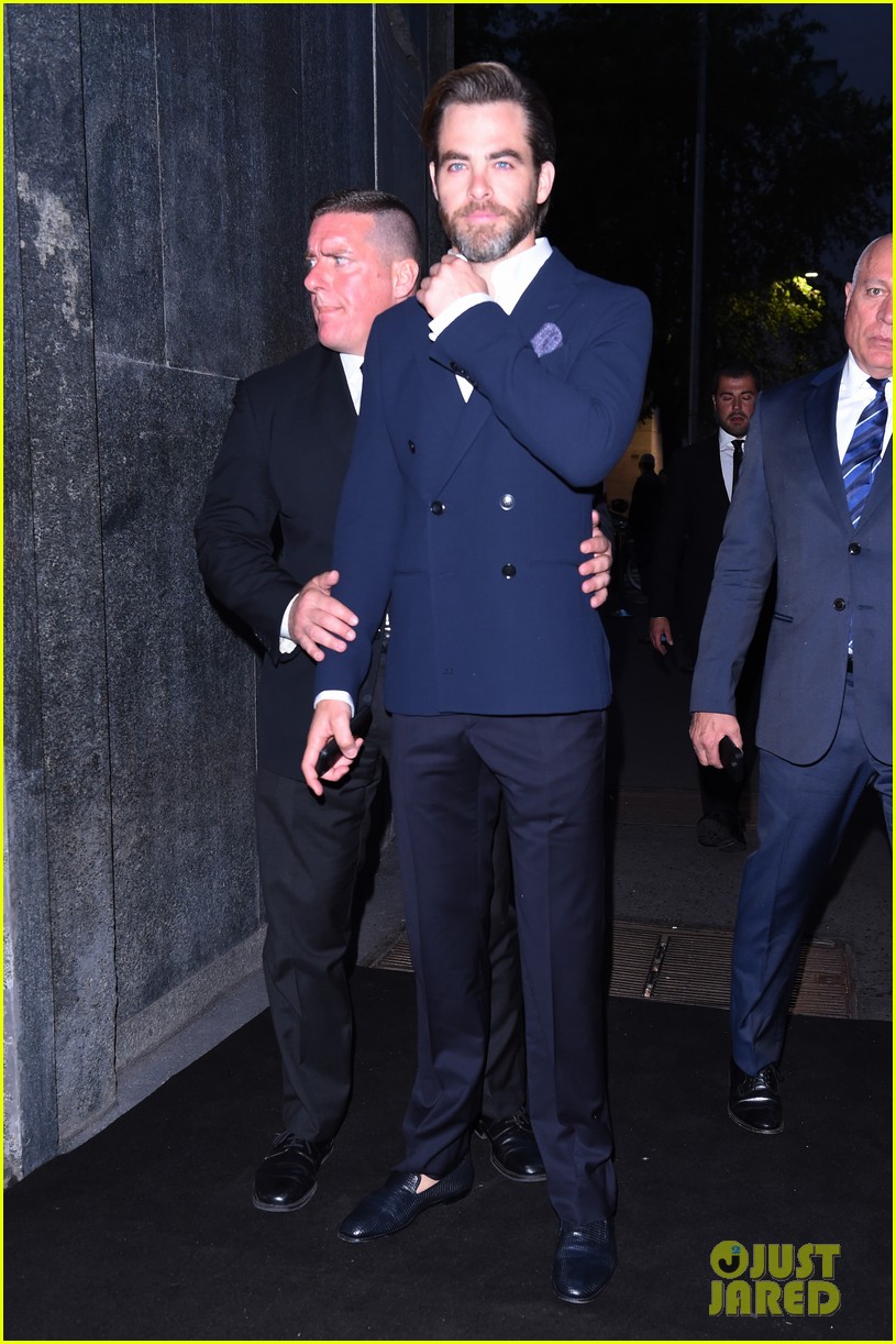tom cruise chris pine suit up to celebrate armanis 40th anniversary 05