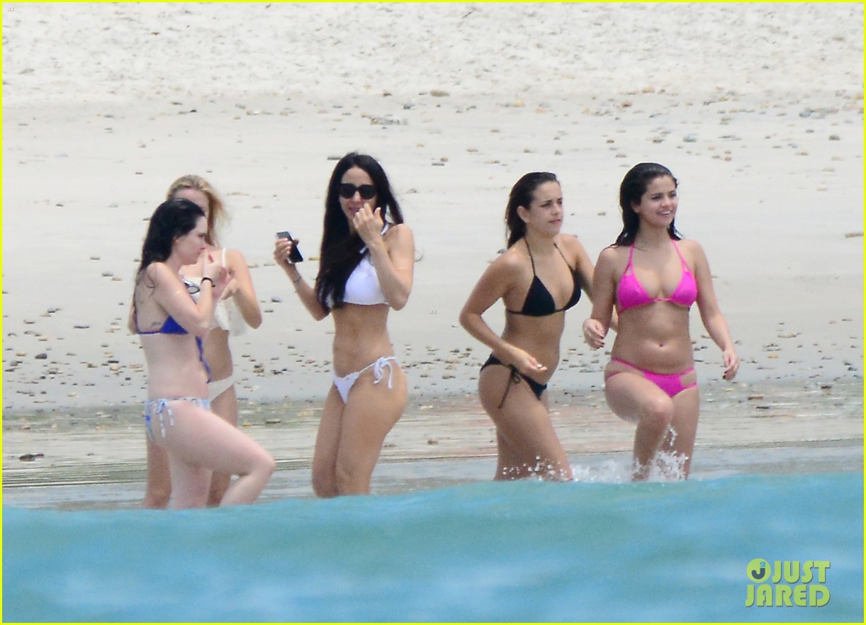 selena gomez shows off her bikini on the beach 04