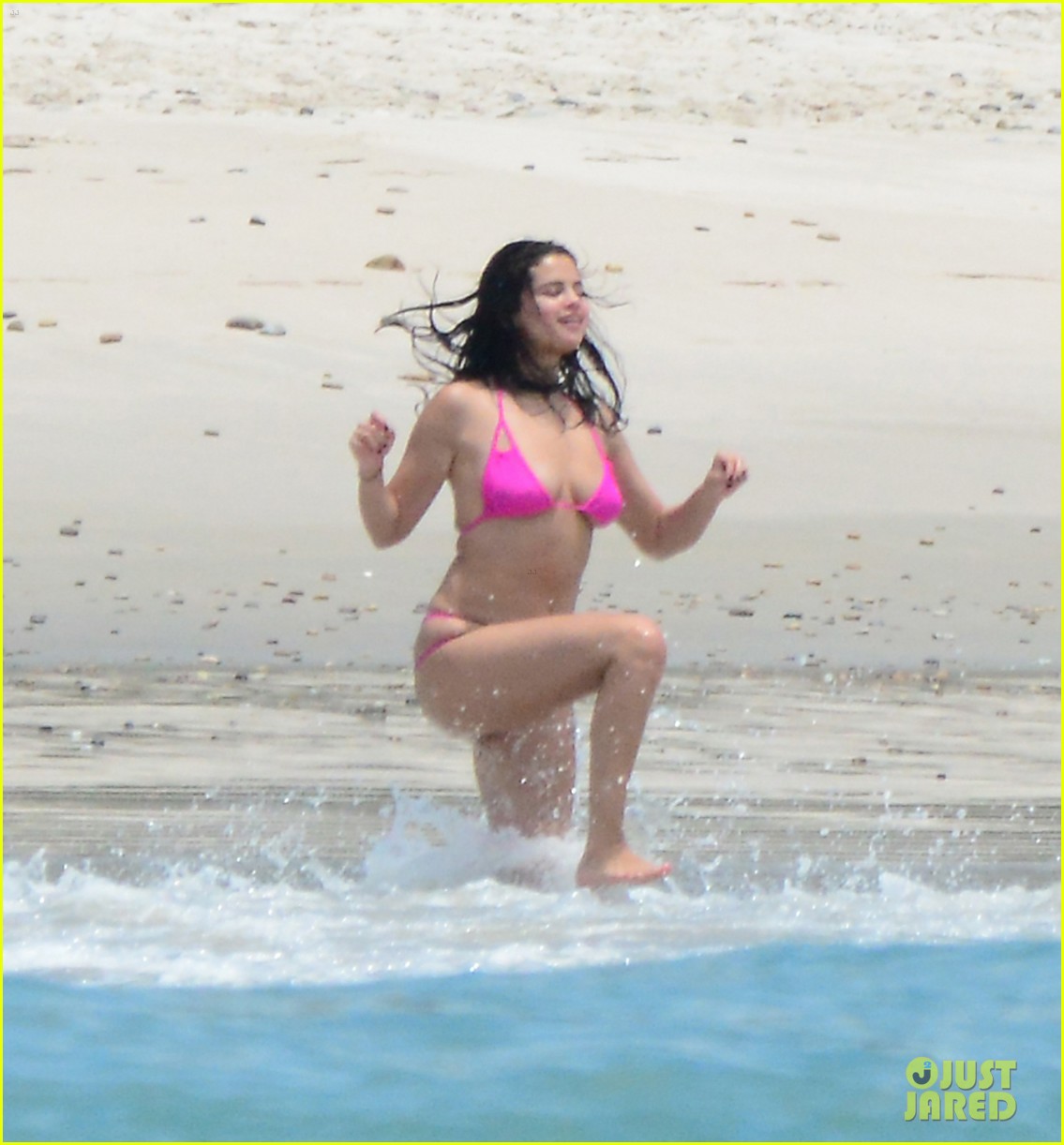 selena gomez shows off her bikini on the beach 09