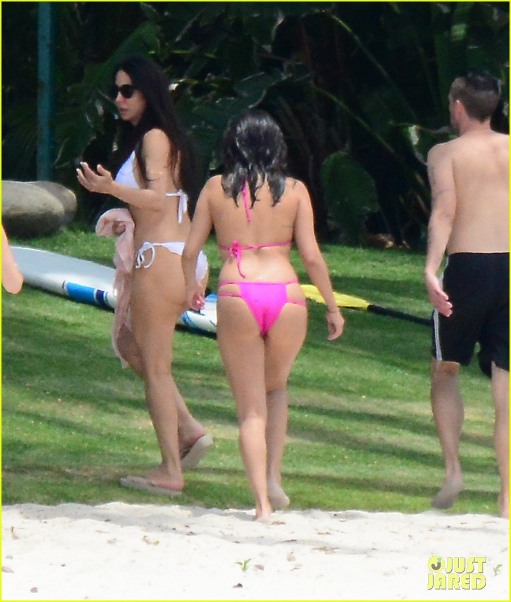 selena gomez shows off her bikini on the beach 14