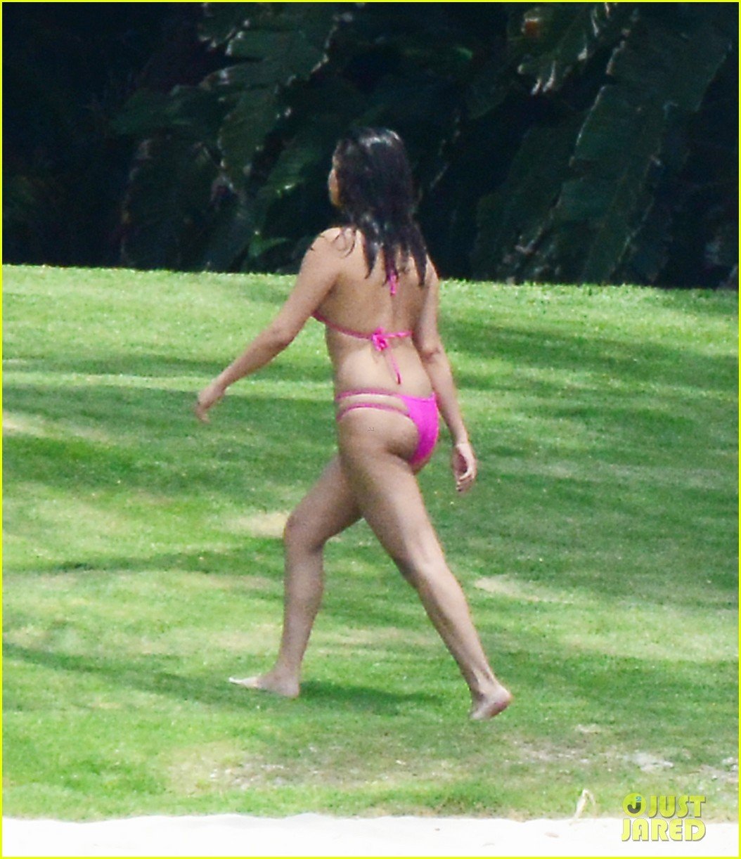 selena gomez shows off her bikini on the beach 15