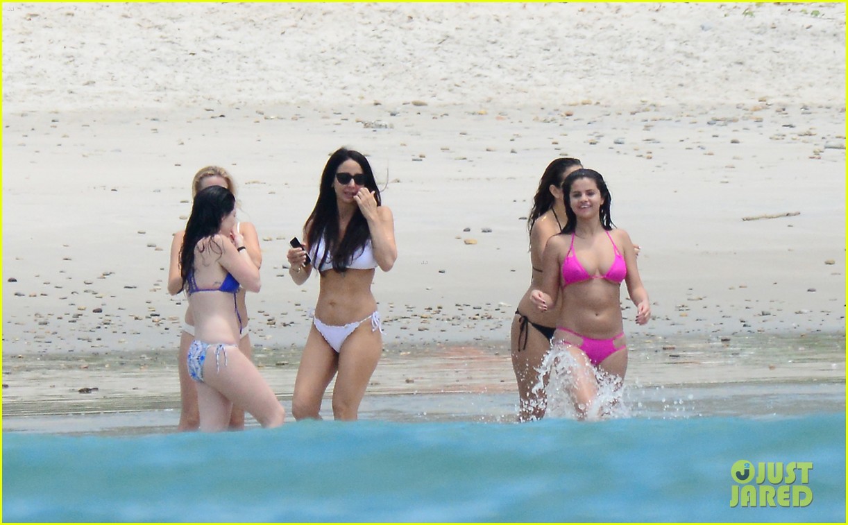 selena gomez shows off her bikini on the beach 34