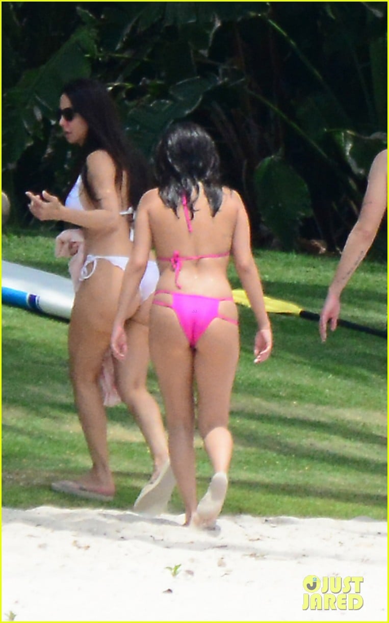 selena gomez shows off her bikini on the beach 37