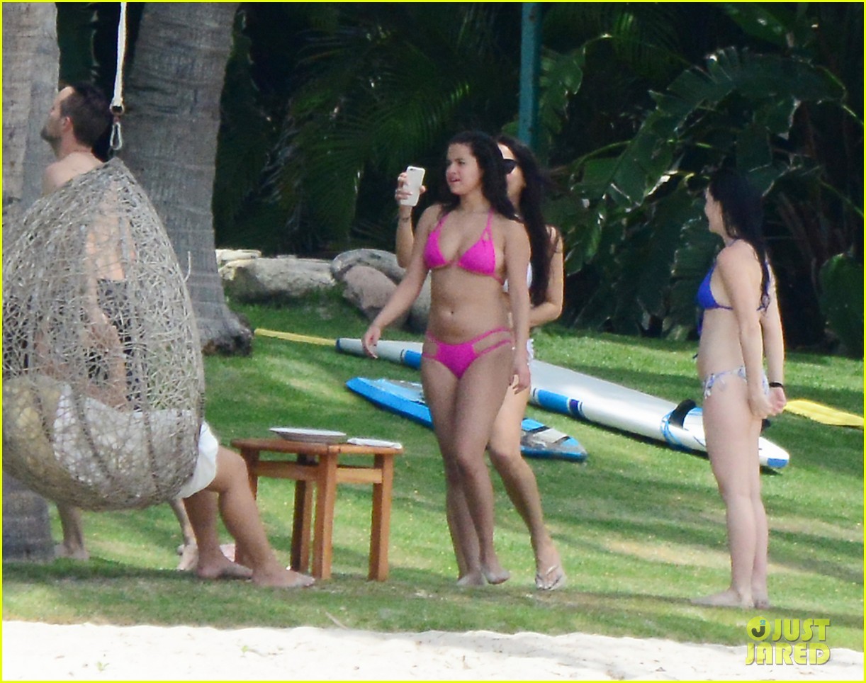 selena gomez shows off her bikini on the beach 39
