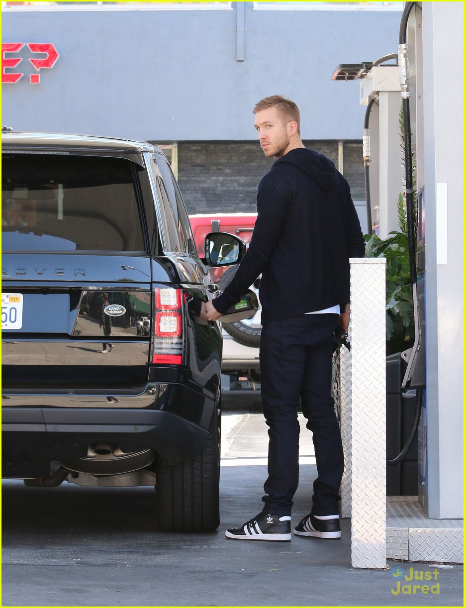 calvin harris looks pretty fine after food poisoning 04