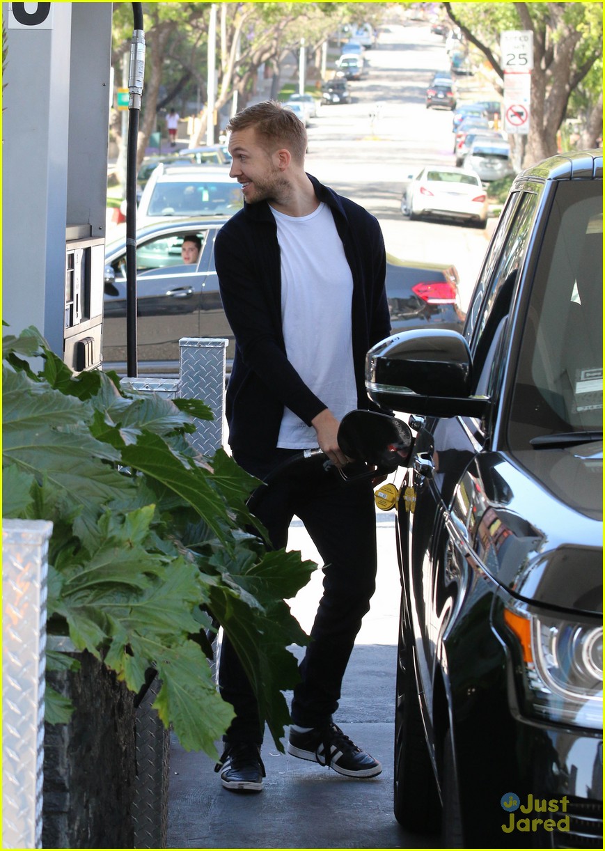 calvin harris looks pretty fine after food poisoning 17