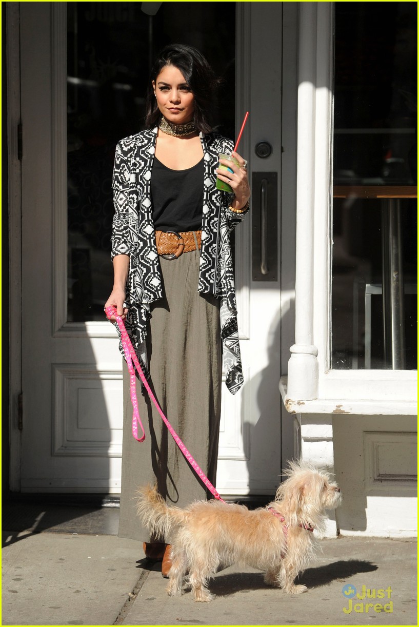 vanessa hudgens supports ashley tisdale show clipped 02