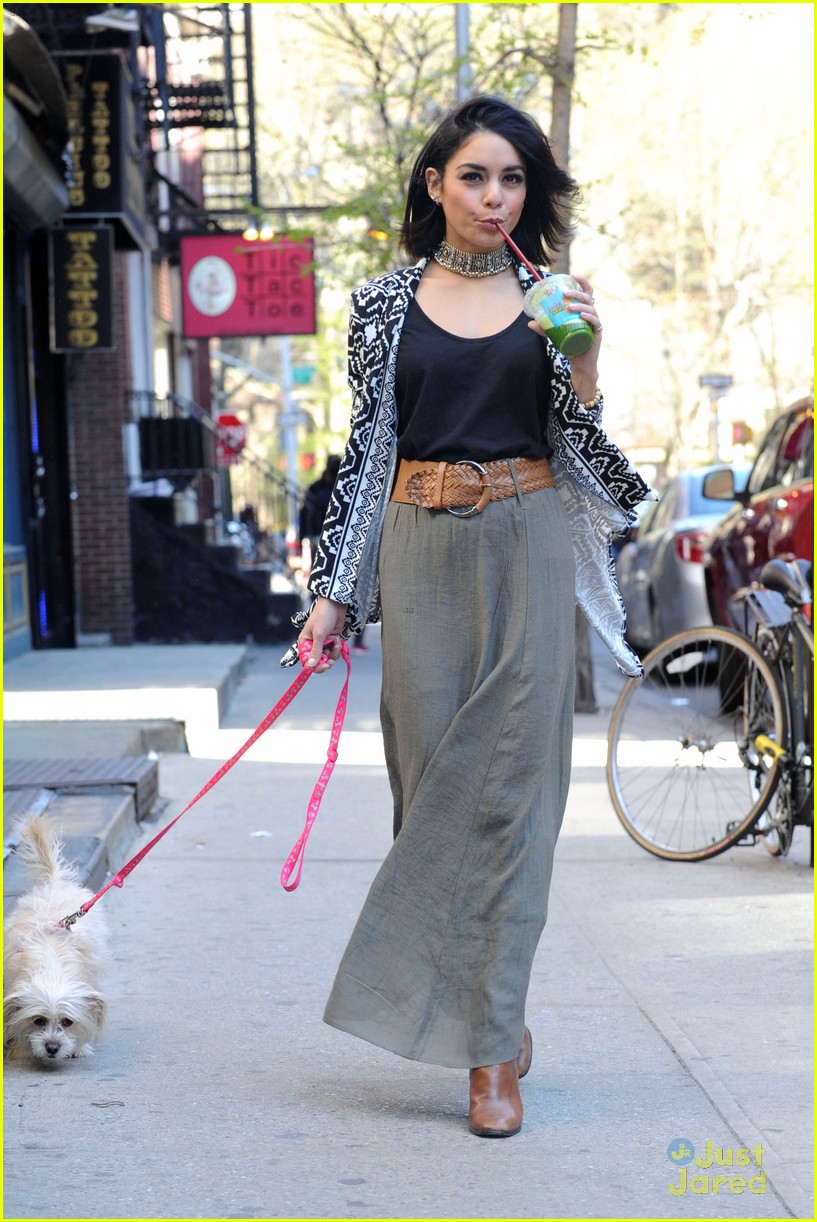 vanessa hudgens supports ashley tisdale show clipped 04