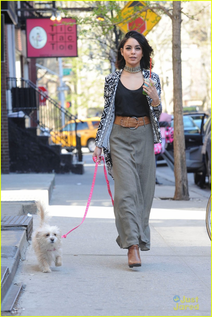 vanessa hudgens supports ashley tisdale show clipped 05