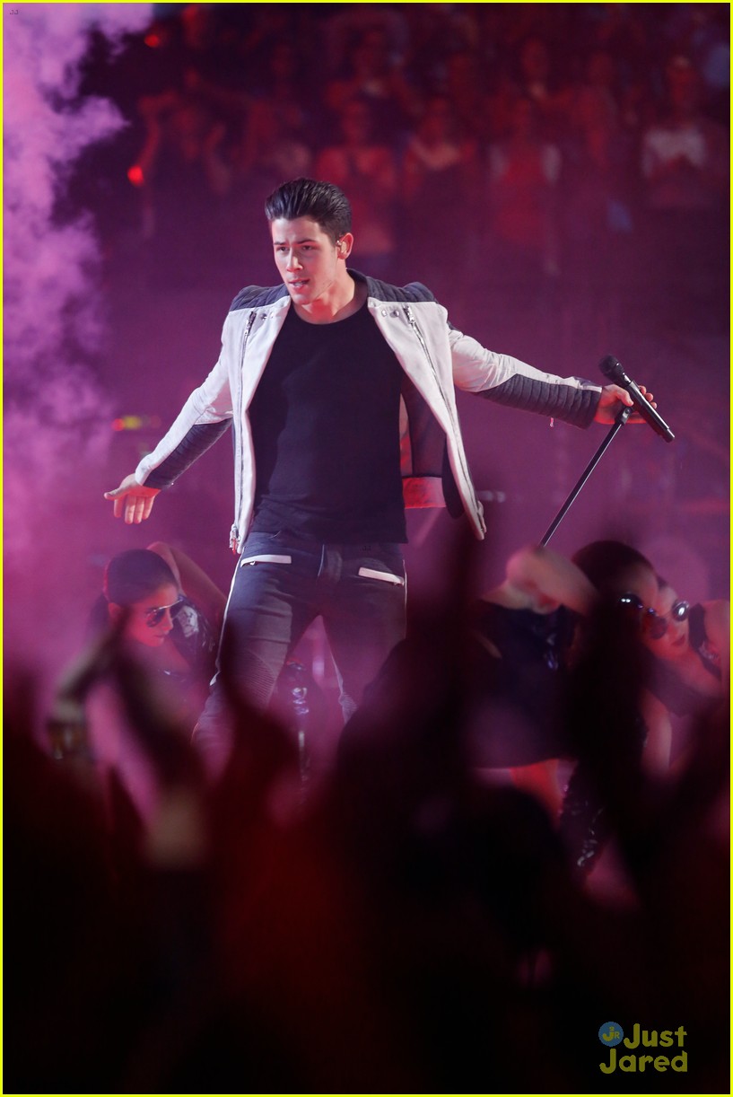 nick jonas performs chains on the voice 02