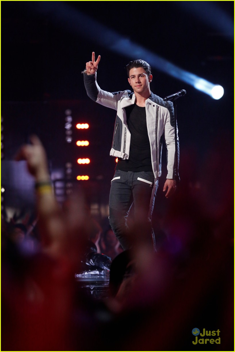 nick jonas performs chains on the voice 09