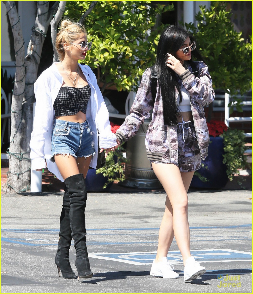 kendall kylie jenner had sister time with pal pia mia 05
