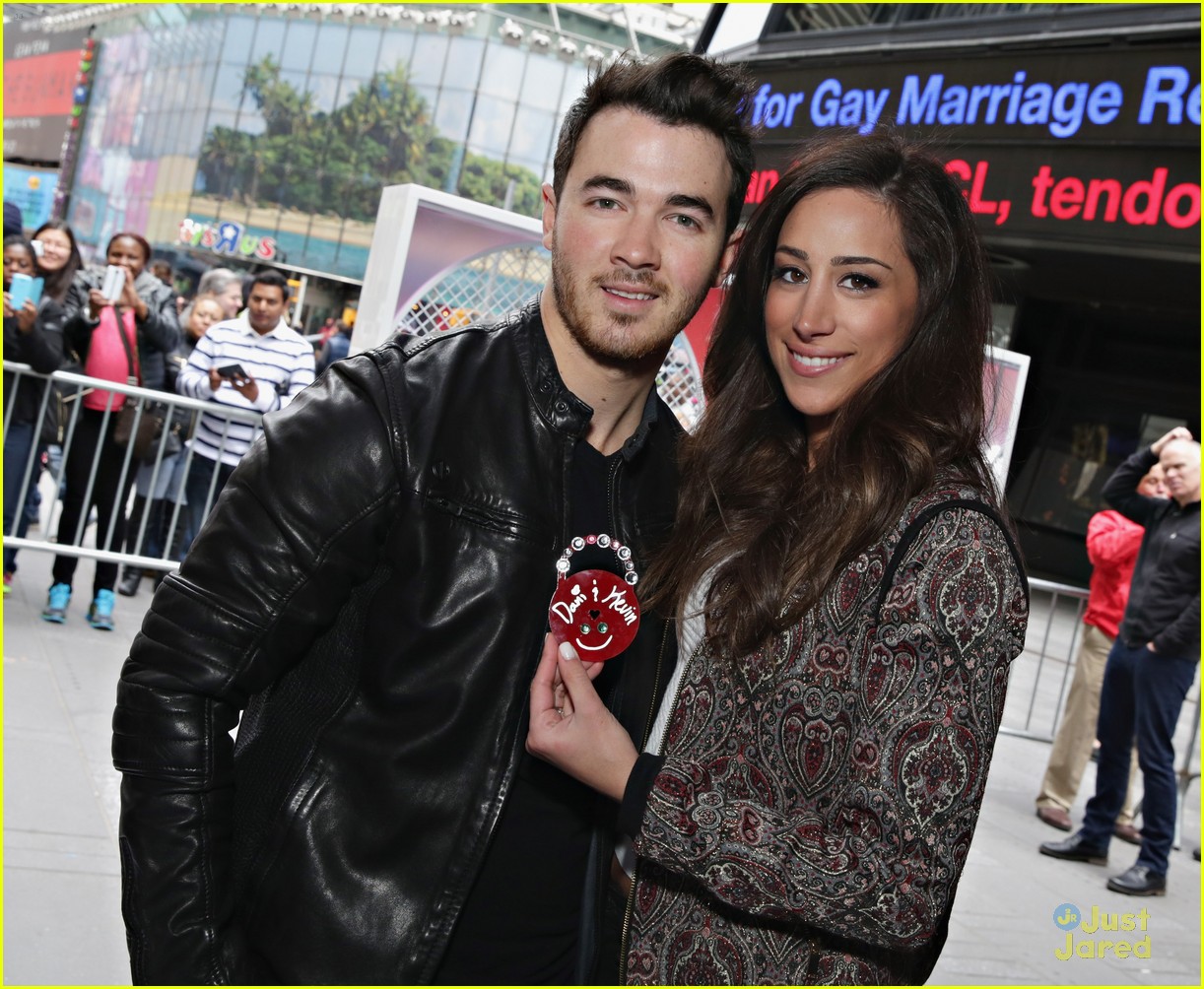 kevin danielle jonas national lovers day nyc 23