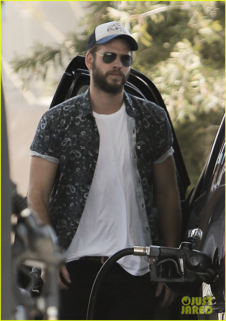 liam hemsworth has two new independence day 2 cast members 03
