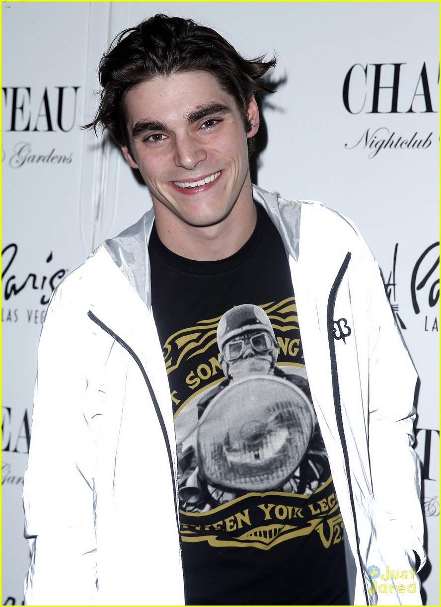 rj mitte fights to end misconceptions on disabilities 04