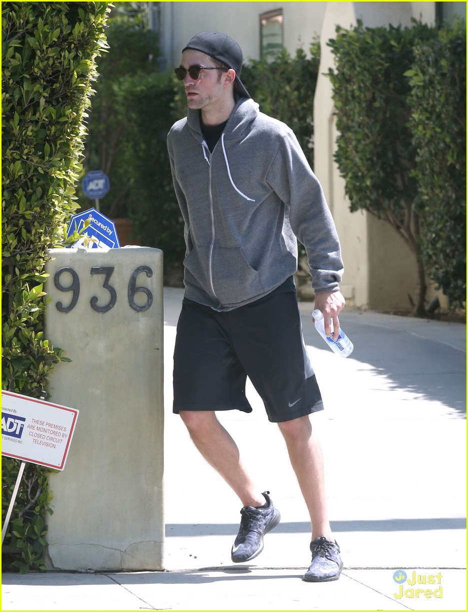 robert pattinson steps out after engagement rumors 01