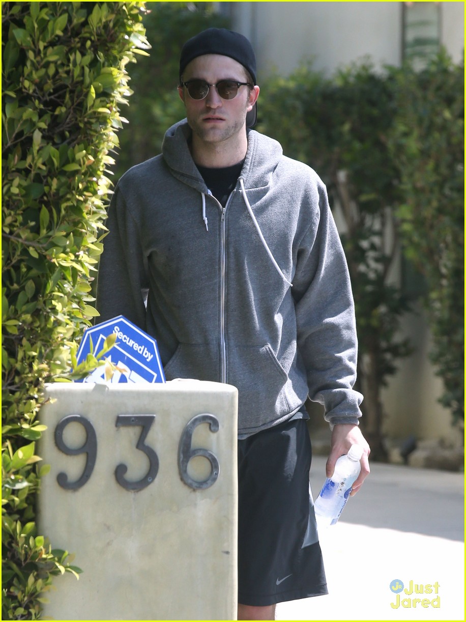robert pattinson steps out after engagement rumors 02