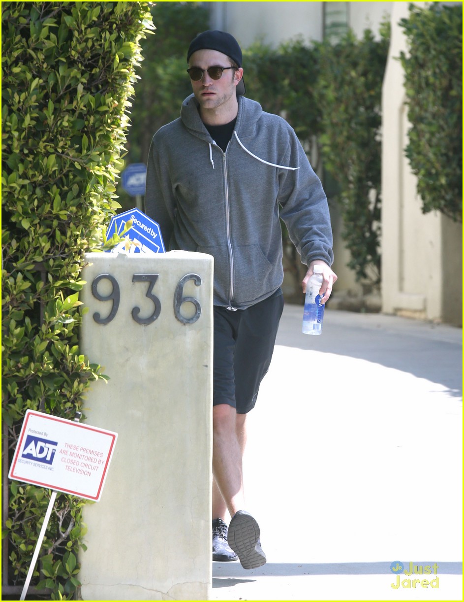 robert pattinson steps out after engagement rumors 03