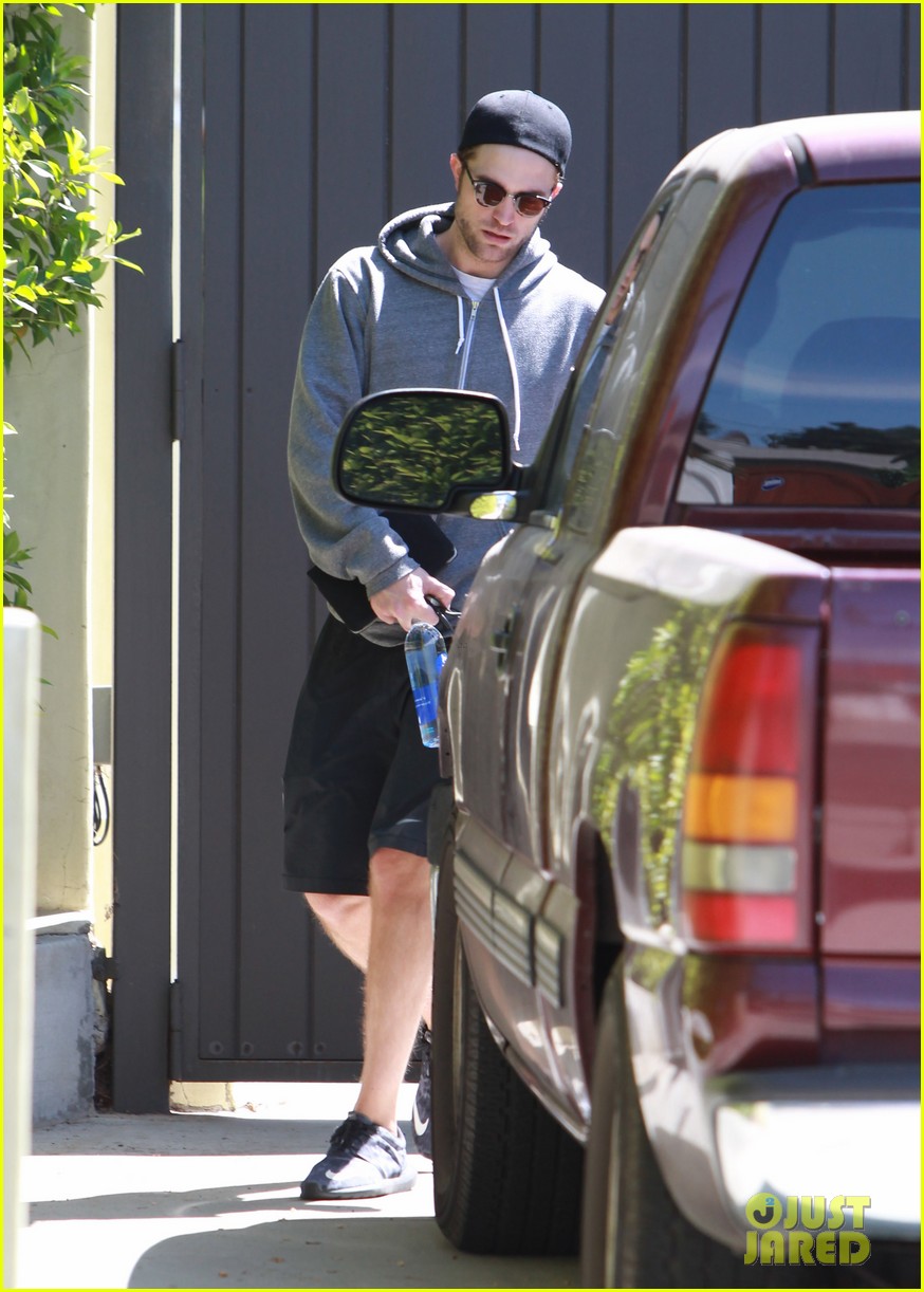 robert pattinson steps out after all sorts of engagement rumors 01