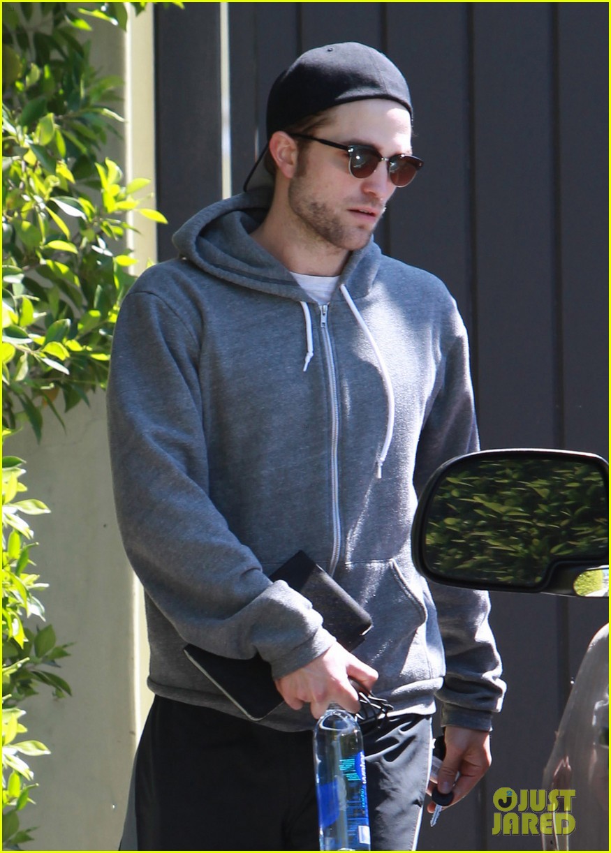 robert pattinson steps out after all sorts of engagement rumors 02