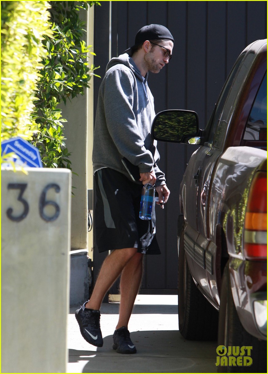 robert pattinson steps out after all sorts of engagement rumors 03
