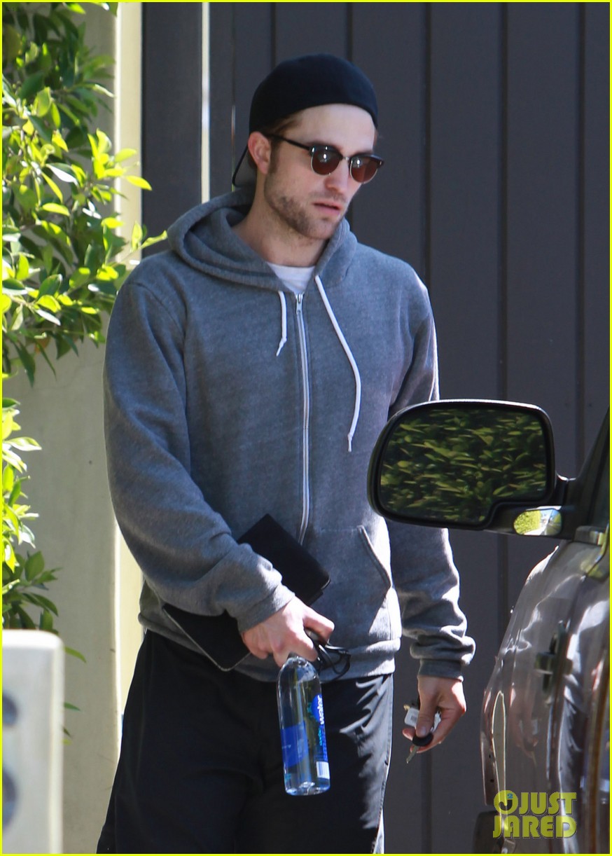 robert pattinson steps out after all sorts of engagement rumors 04