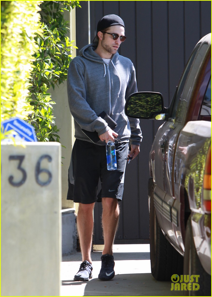 robert pattinson steps out after all sorts of engagement rumors 05