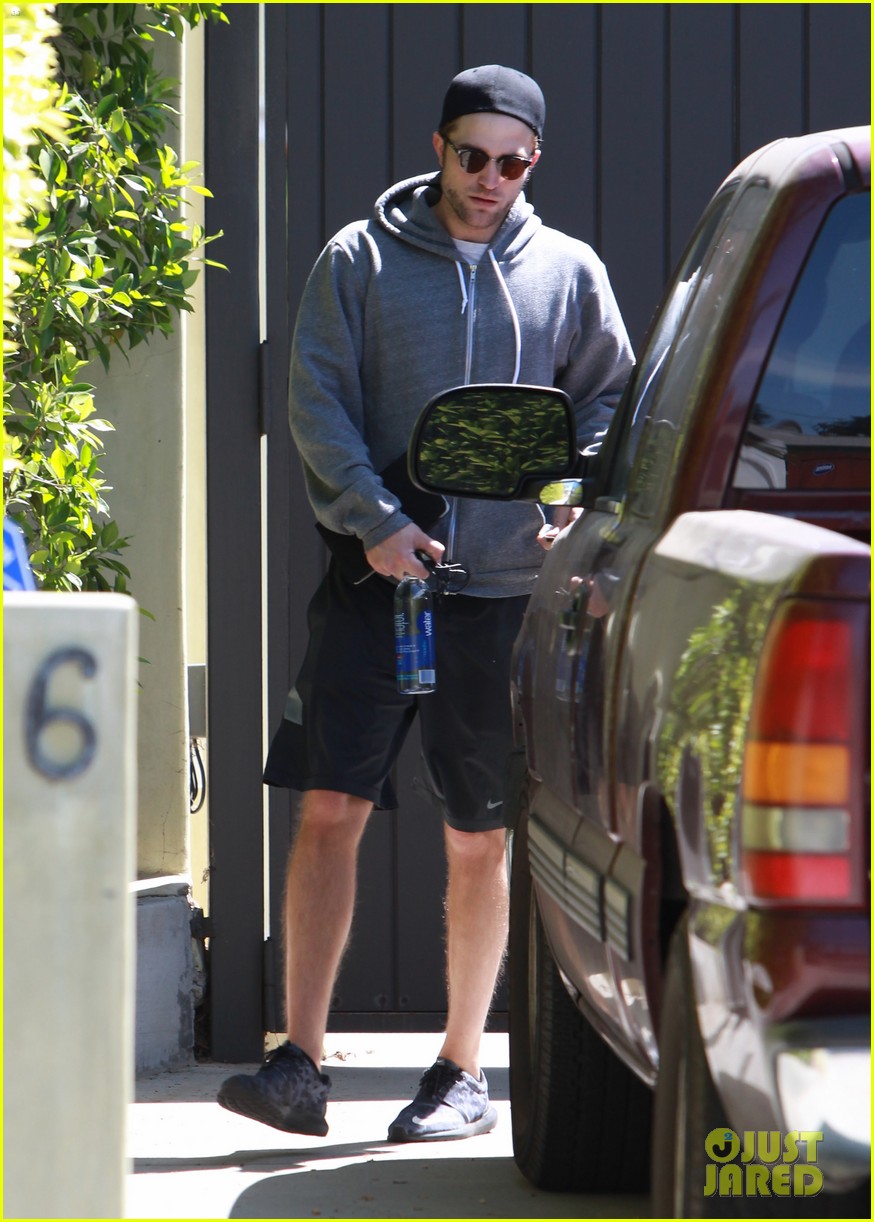robert pattinson steps out after all sorts of engagement rumors 07