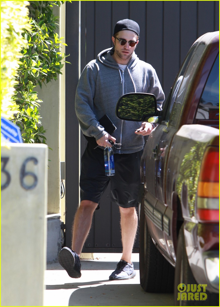 robert pattinson steps out after all sorts of engagement rumors 09