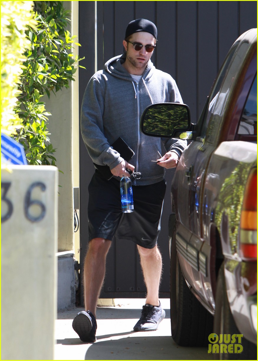 robert pattinson steps out after all sorts of engagement rumors 10