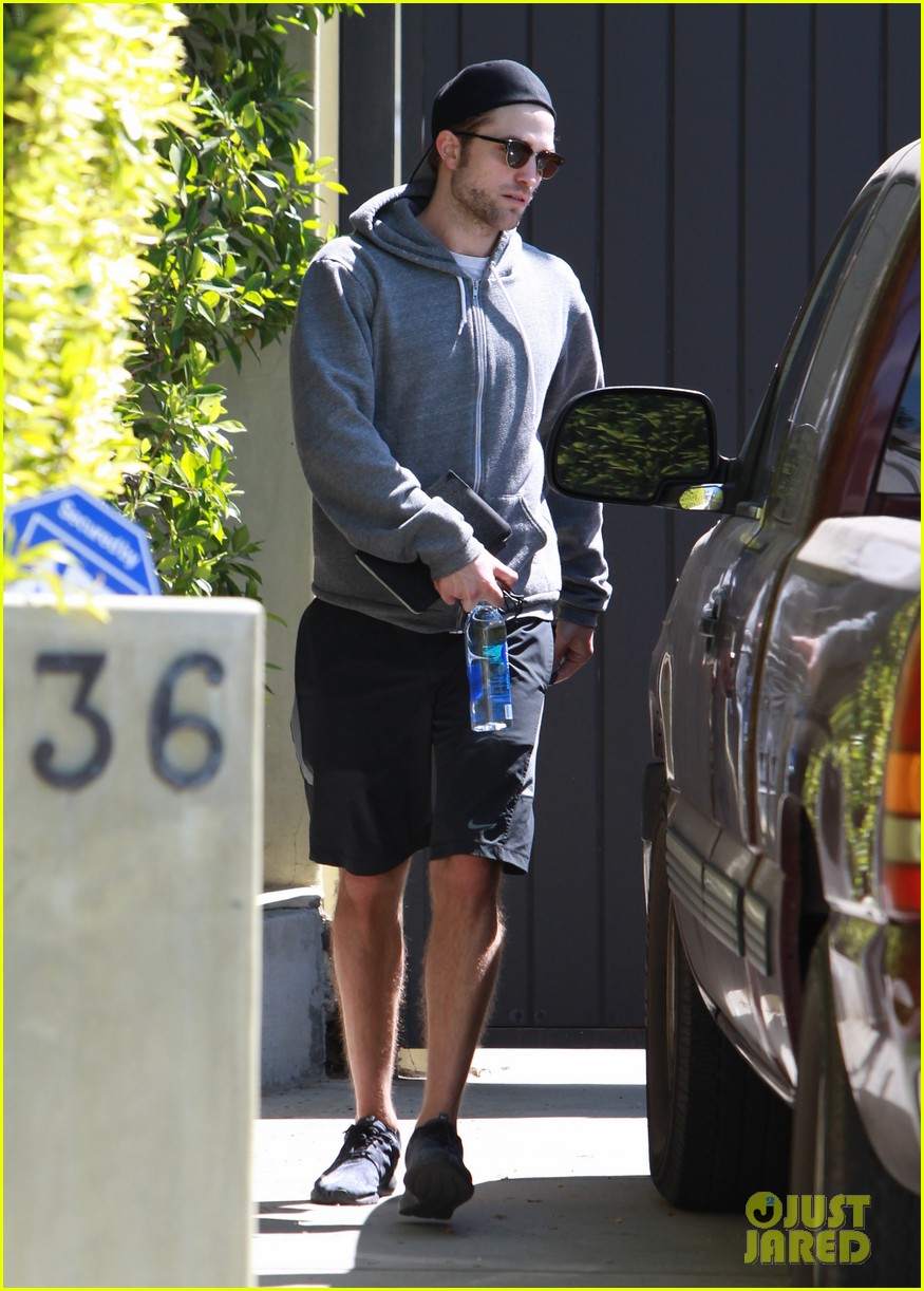 robert pattinson steps out after all sorts of engagement rumors 11