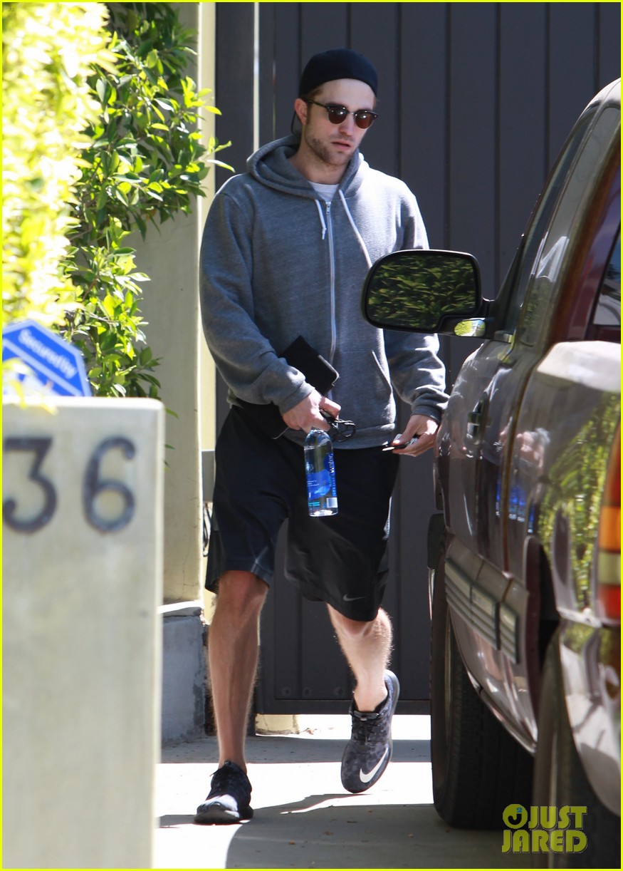 robert pattinson steps out after all sorts of engagement rumors 12