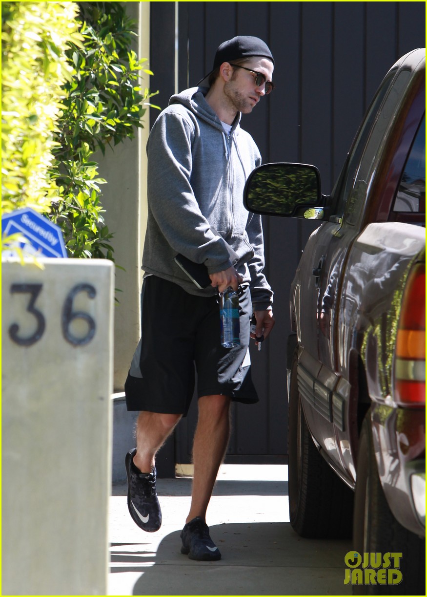 robert pattinson steps out after all sorts of engagement rumors 13