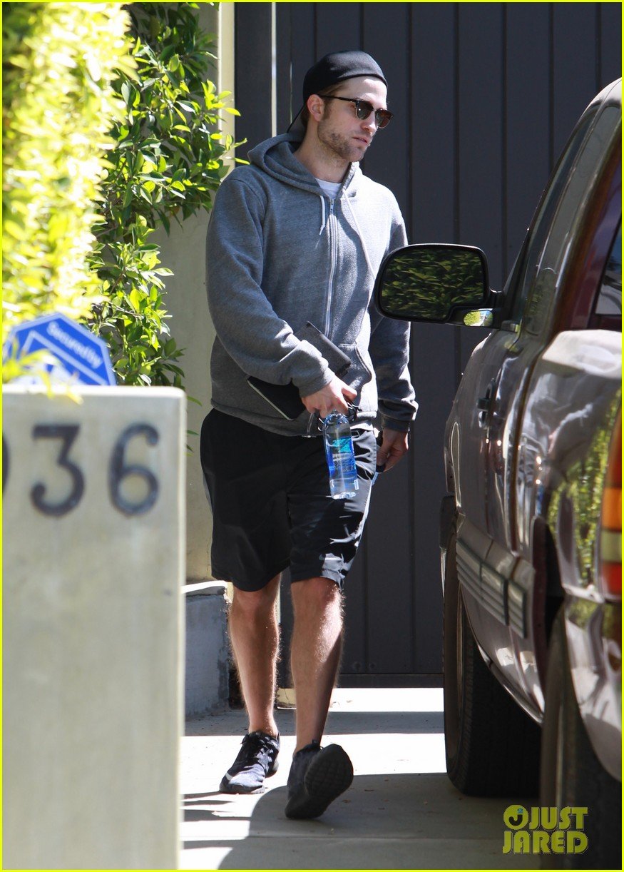 robert pattinson steps out after all sorts of engagement rumors 14