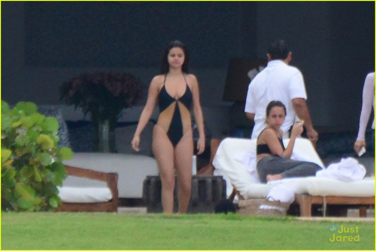 selena gomez two toned bathing suit mexico getaway 02