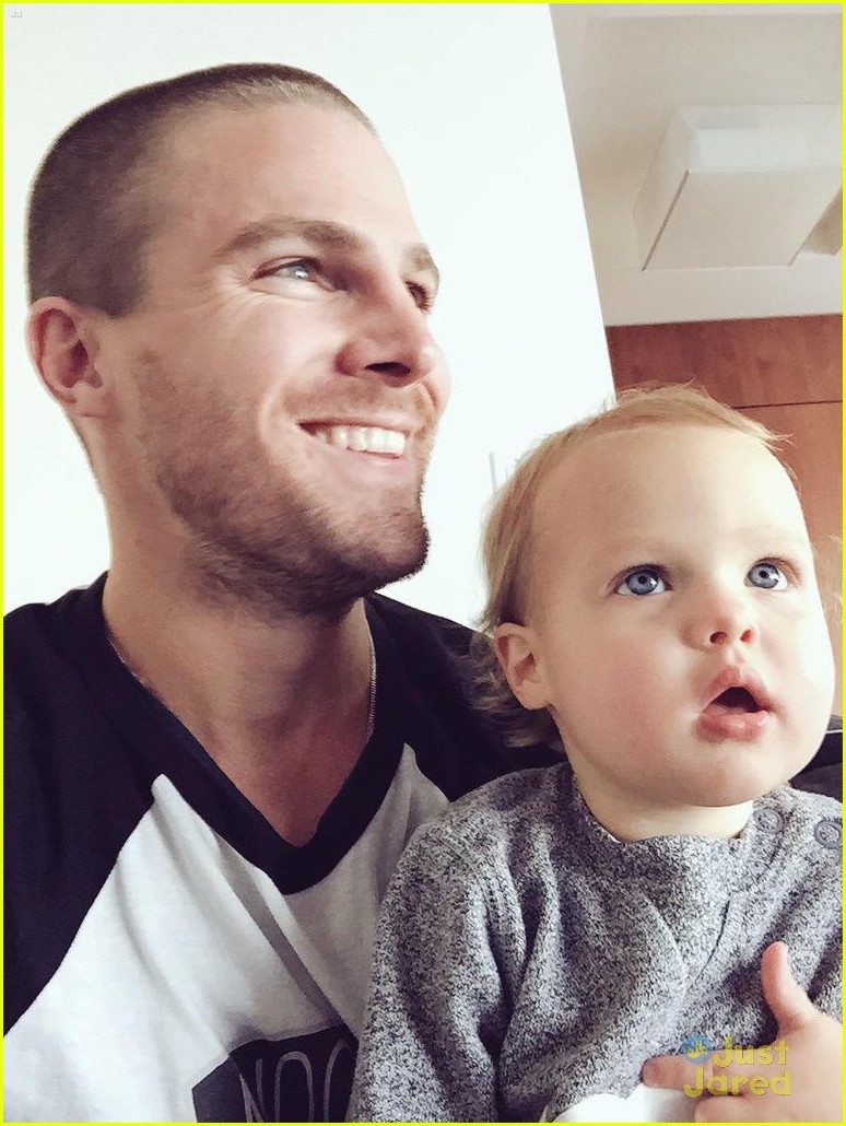 stephen amell live tweets arrow with baby mavi on his lap 03