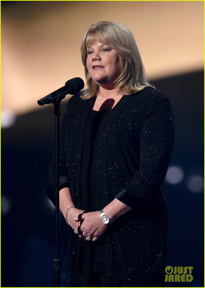 taylor swifts mom andrea gives emotional speech acm awards 2015 01