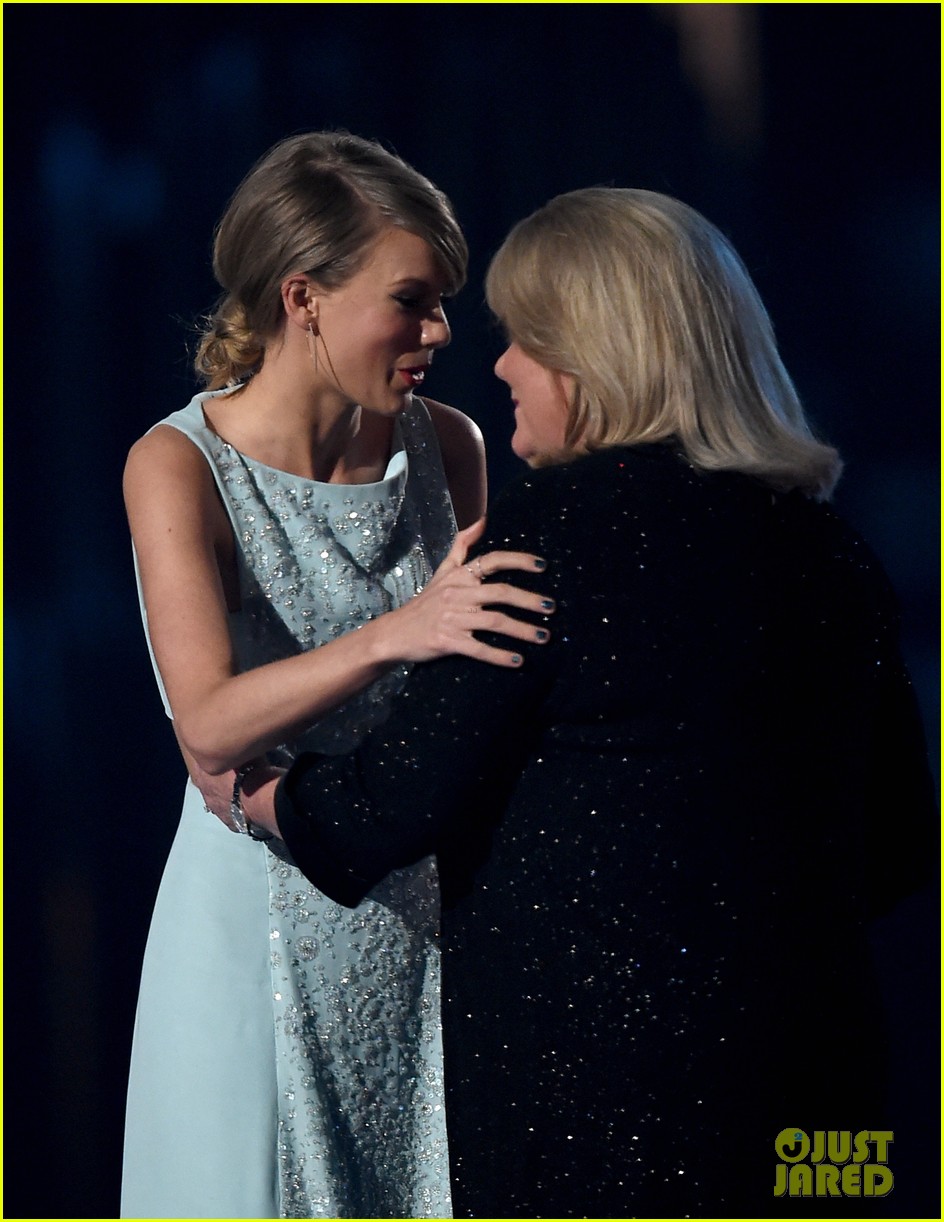 taylor swifts mom andrea gives emotional speech acm awards 2015 03