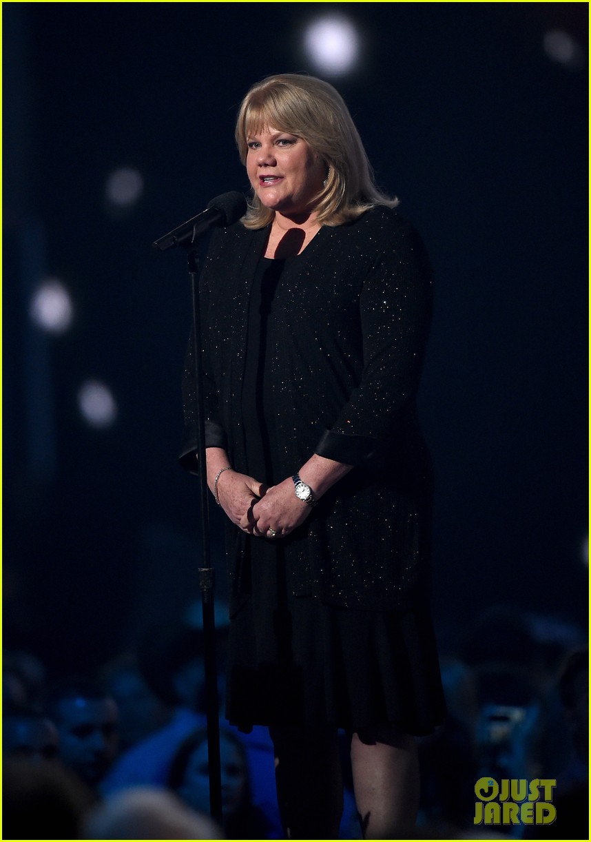taylor swifts mom andrea gives emotional speech acm awards 2015 11