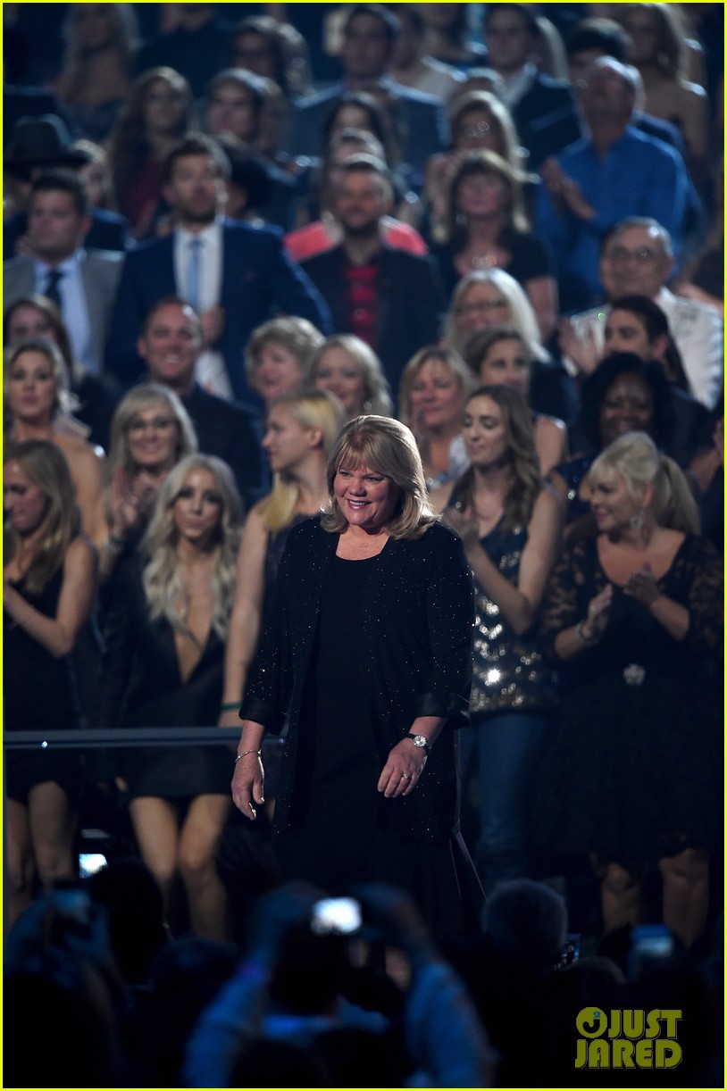 taylor swifts mom andrea gives emotional speech acm awards 2015 12