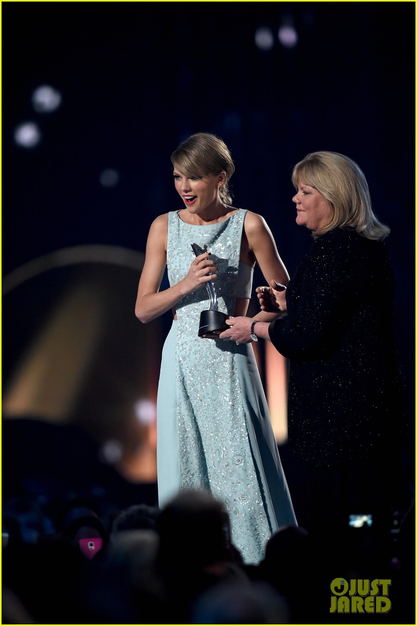 taylor swifts mom andrea gives emotional speech acm awards 2015 16