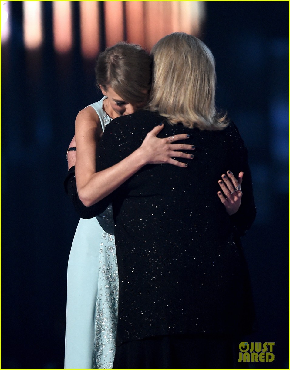 taylor swifts mom andrea gives emotional speech acm awards 2015 18