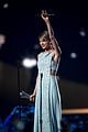 taylor swifts mom andrea gives emotional speech acm awards 2015 04