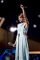 taylor swifts mom andrea gives emotional speech acm awards 2015 06