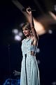 taylor swifts mom andrea gives emotional speech acm awards 2015 09