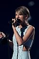 taylor swifts mom andrea gives emotional speech acm awards 2015 10