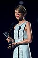 taylor swifts mom andrea gives emotional speech acm awards 2015 15