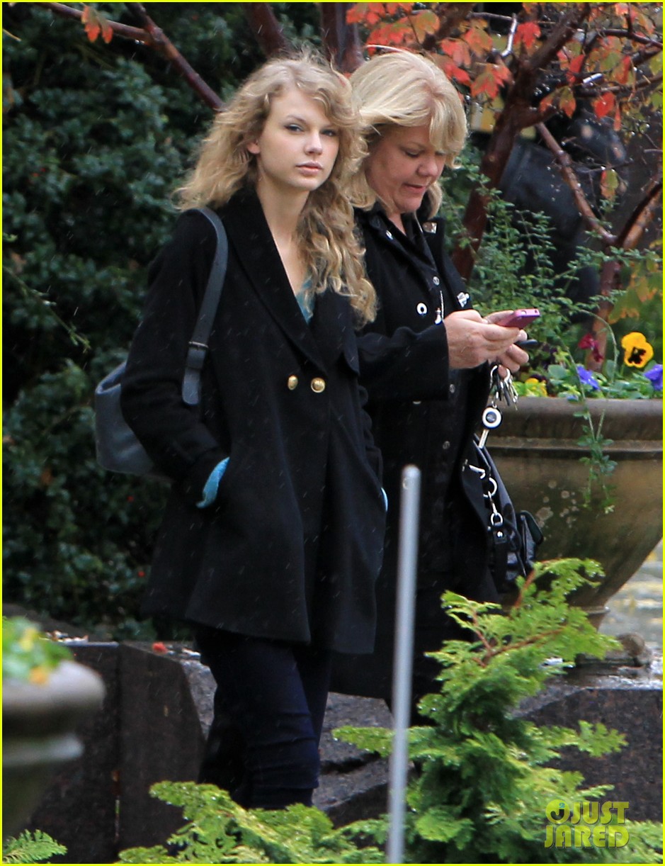 taylor swifts mother andrea diagnosed with cancer 08